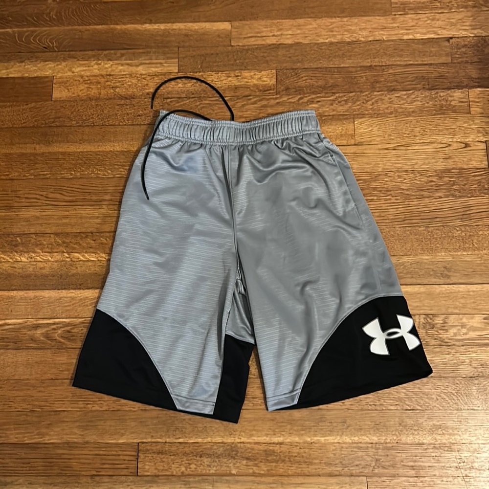 Men’s under armour shorts, only worn once!